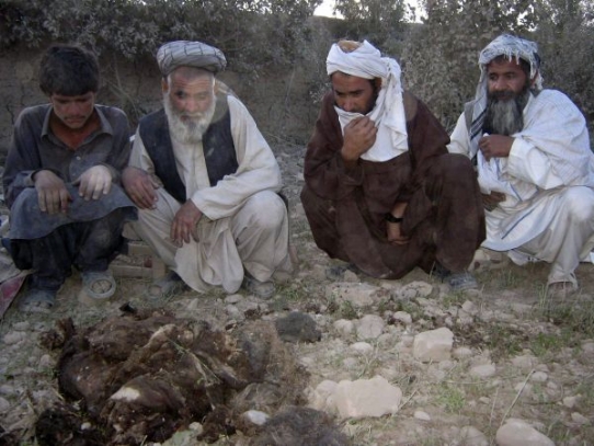 Afghánci u těla roztrhaného na kusy při amerických náletech.